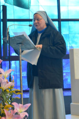 La Madre Direttrice generale delle Figlie della Madonna del Divino Amore, M. M. Luisa Carminati legge l'atto costitutivo della nascente Associazione.